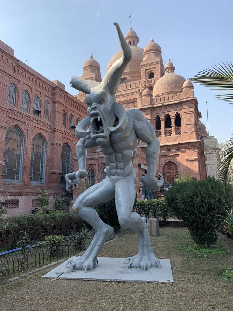 لاہور کے عجائب گھر میں نصب ’شیطانی‘ مجسمہ