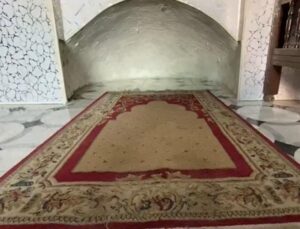 Read more about the article مسجد کا محراب زمین میں دھنس رہا ہے